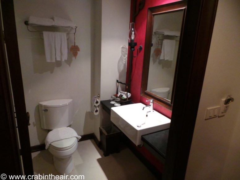 de naga hotel bathroom review