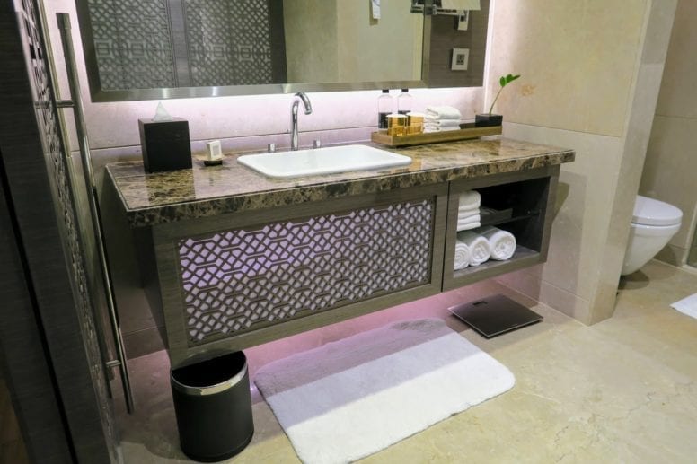 jw marriott sahar mumbai bathroom