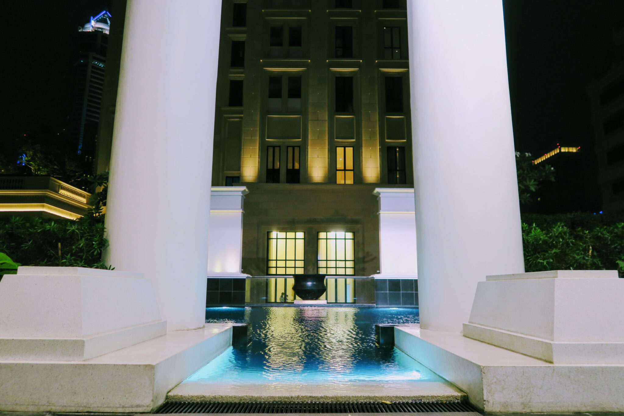 grande centre point ploenchit swimming pool